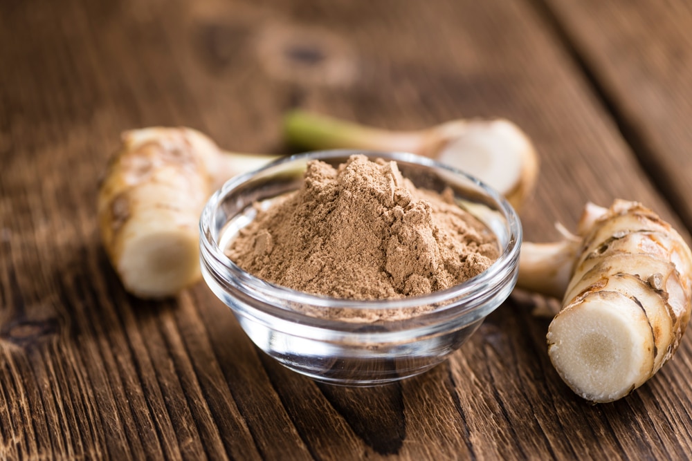 Portion,Of,Galangal,Powder(detailed,Close-up,Shot;,Selective,Focus),On,Wooden